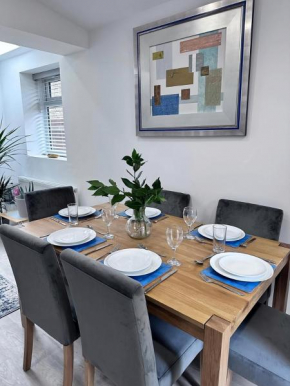 Modern & Stylish apartment 3BR, all Ensuite, Garden, Watford Junction